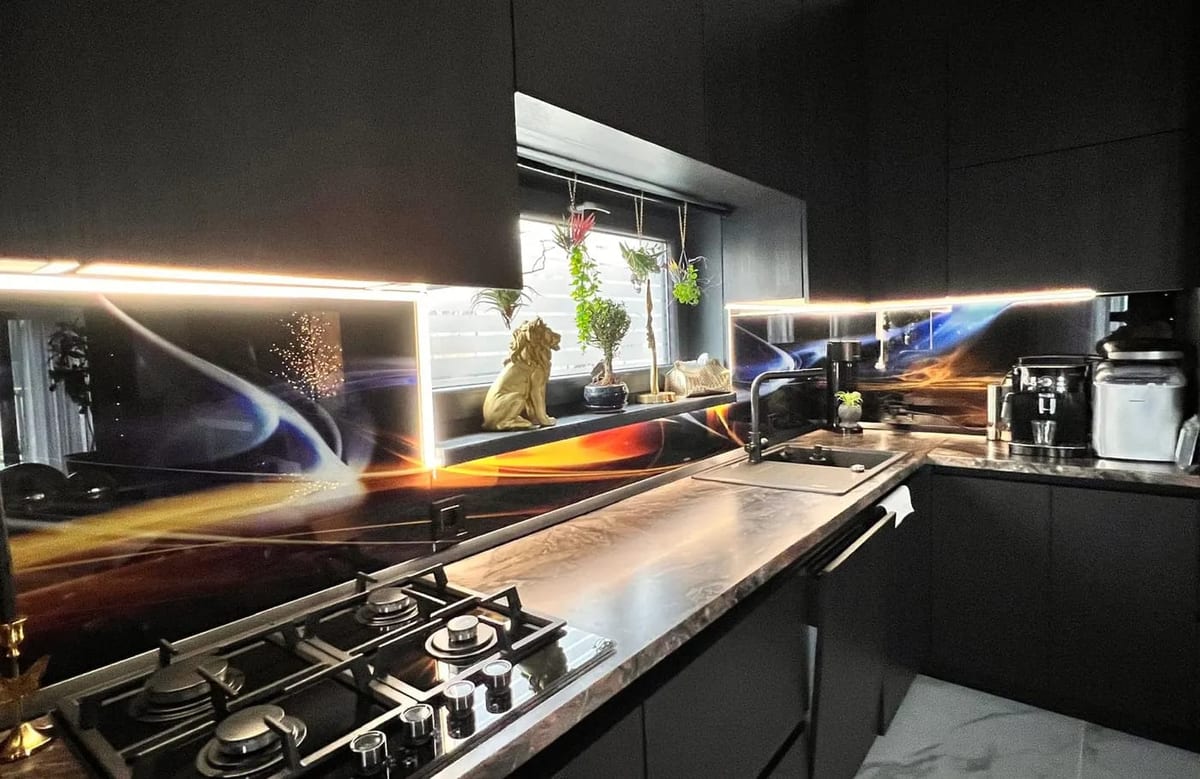 Backsplash din sticlă cu efect de marmură