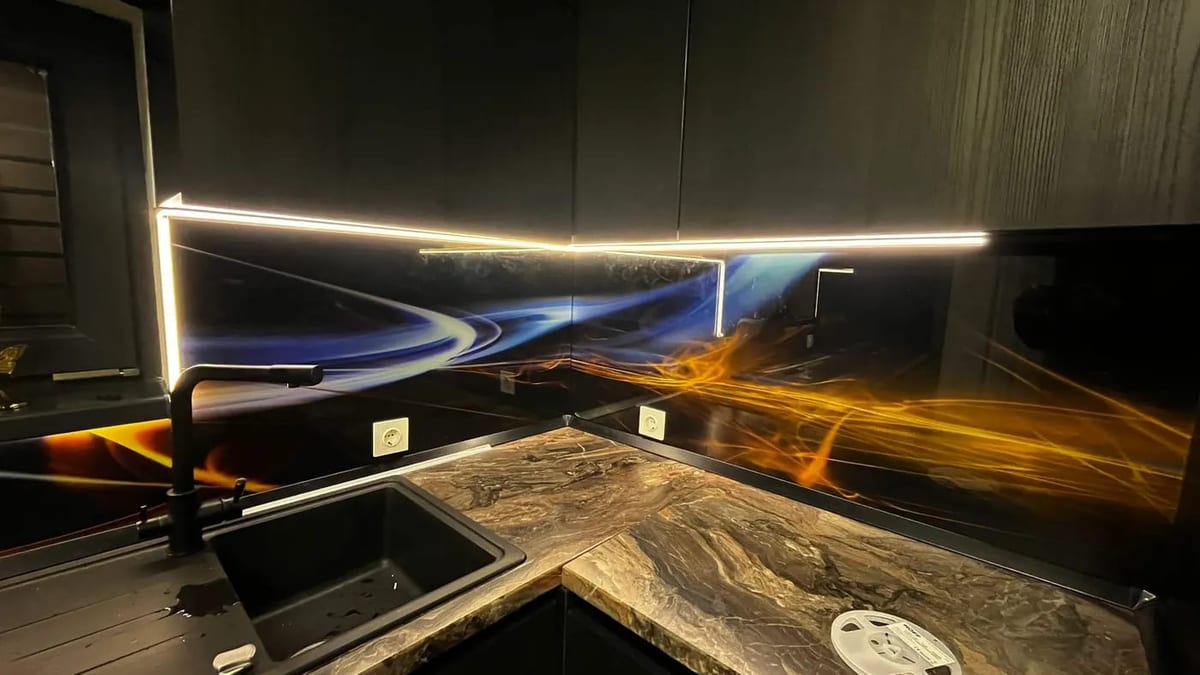 Bucătărie luminoasă cu backsplash din sticlă printată